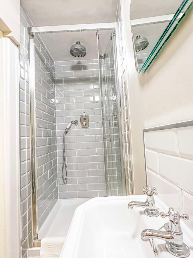 Unique 2 Bed In The Heart Of Bath With Parking Apartment Bagian luar foto